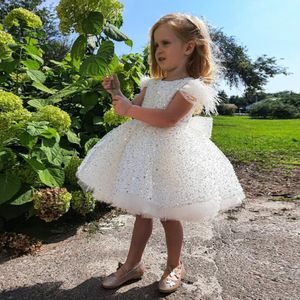 Vestidos para niñas de flores con lentejuelas brillantes hasta la rodilla Cuello joya Manga de plumas Vestido de comunión santa para niños Pajarita con cuentas Vestido corto de cumpleaños para niños pequeños