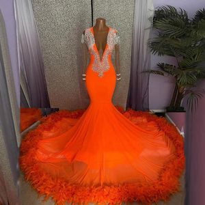 Robes de soirée sirène plumes orange 2022 sexy col en V profond robe de bal à manches longues appliques perlées Aso Ebi élastique satin Abendkleider