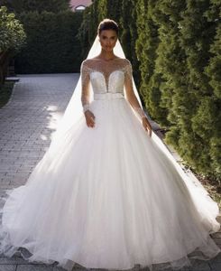 Robes de mariée princesse Robes de mariée avec manches longues Décolleté transparent Balayage train Arabe Moyen-Orient Église Perles de jardin Cristaux Bling