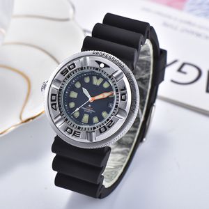 Sport Mens Watchs Rubber Strap Quartz Mouvement Drive Regarder Eco Luminal Waterproof-Wristwatch ANALOG AUTO DATE ROTATE CONDITE