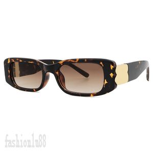 Lunettes de soleil sport pour femme mode lunettes de soleil à la mode carré en plastique cadre accessoires de plage occhiali da sole cool nuances noires lunettes de soleil design PJ025 C23