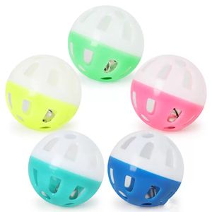 Productos puntuales Juguetes para mascotas Bola de juguete de color de gato de plástico hueco con campana pequeña Sonido lindo Cachorro de plástico Jingle