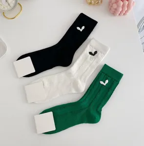 Printemps et été chaussettes en cuir blanc avec étiquette mi-mollet chaussettes en coton en fil tridimensionnel croix bas simples pour femmes respirant