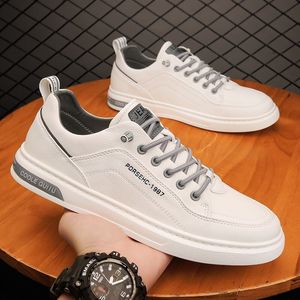Printemps nouveaux hommes décontracté petites chaussures blanches mode chaussures à roulettes Sneaker Version coréenne panneau en cuir chaussures pour hommes en gros