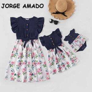 Primavera Verano Familia Ropa a juego 3 piezas conjuntos Madre Hija Bebé volantes Denim Floral Vestido Body E2121 210610