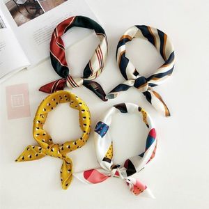 Foulard carré artificiel fête soie Satin tête cou foulards femmes cheveux cravate bande femmes Wrap mouchoir Bandana accessoires en gros