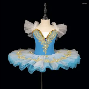 Jupe de ballet des filles porte sur scène avec des vêtements de performance moelleux pour enfants suspendus
