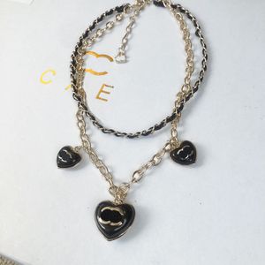 Collar de acero inoxidable Diseñador de marca Three Peach Heart Cabecillos de doble capa Diseño Caja de collar de alta calidad para chicas encantadoras de moda