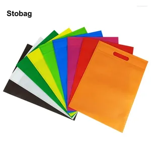 Sacs de rangement Stobag 25pcs gros non-tissé shopping fourre-tout tissu réutilisable eco grande pochette portable logo personnalisé (frais supplémentaires)