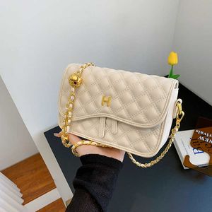 Liquidación de tienda Promoción Bolso Exportación en línea Bolso pequeño con cadena de bolas doradas con textura Dign para mujer en otoño e invierno de 2023 Nuevo tramo diagonal único