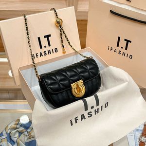 Tiendas Venta al por mayor Bolsos de diseño Precios bajos Mujer pequeña 2023 Verano Nuevo Cuadrado Piel de oveja Bola dorada Cadena de diamantes Mini teléfono de cuero