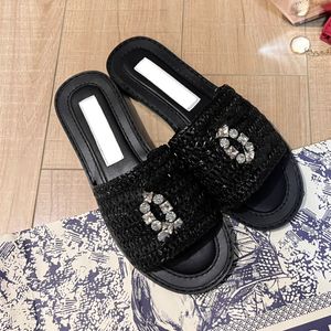 Paja para mujer Sandalias de diseñador Sandalias negras Cuadrado de lujo Rhinestone tejido Zapatillas vintage Acolchado Tanga Diapositivas Zapatos de playa al aire libre Chanclas de cuero Sandalias