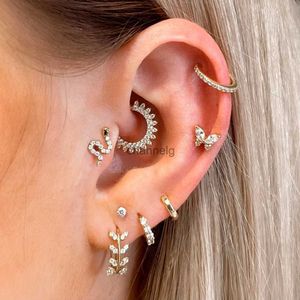 Серьги-гвоздики 1 шт.. Helix Tragus Daith, серьги для пирсинга для женщин, золотой цвет, циркон, украшения для тела, бабочка, плоская мочка, аксессуары для ушного хряща YQ231125