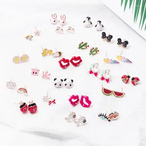 Pendientes de tuerca con dibujos de animales para mujer, fruta, fresa, Panda, temperamento ligero de lujo, joyería que combina con todo, tendencia de regalo, 2023