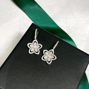 Pendientes de tuerca de alta calidad, venta clásica, joyería de tendencia 2023 para mujer, regalos de boda con flores de circón y copo de nieve de loto