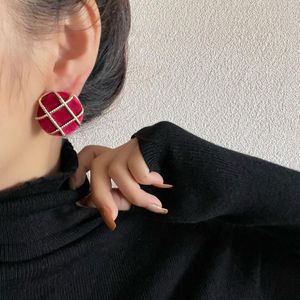 Boucles d'oreilles rondes rouge noir velours côtelé pour femmes grille métallique 2023 Version coréenne acrylique mode bijoux cadeau en gros