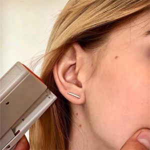 Boucles d'oreilles à tige Tiny T Slim Staple Earring Bar Femmes Bijoux minimalistes Minimal Small Gifts