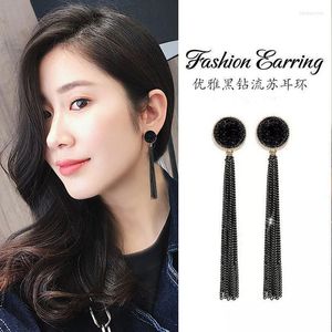 Pendientes de tuerca al por mayor China moda otoño 2023 invierno colgante mujer personalidad negro diamante remache borla pendientes Stud Odet22