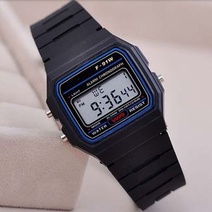 Étudiants Montre-bracelets deuxième chronomètre Daily Alarm Time Signal Signal Auto Calendar Bracelet Watch