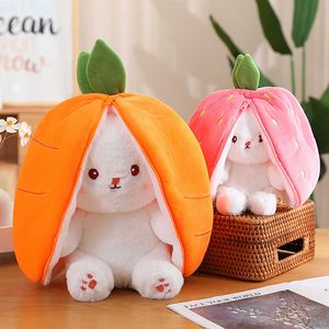 Animales de peluche de peluche 18 cm Cosplay Fruta Muñeco de peluche transfigurado Linda zanahoria Fresa Conviértase en Conejo Juguete de peluche Niños Cumpleaños Regalo de Navidad