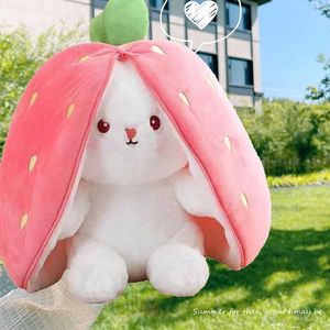 Animaux en peluche en peluche 25cm cosplay StrBerry Carrot lapin en peluche Jouet créatif en peluche en œuvre de fruits TROFSE Baby Cuddly Bunny Plushie Doll for Kid