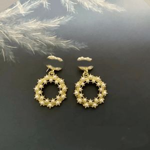 Estilo clásico redondo perla Stud pendientes diseñador carta pendiente joyería Diamante S Sier aguja alta calidad mujeres regalos de boda