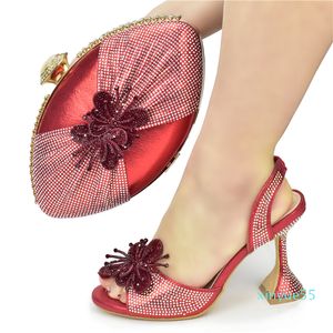 Sandalias de estilo Tacones súper altos y diseños de bolsos de embrague Zapatillas que combinan con el bolso para bodas