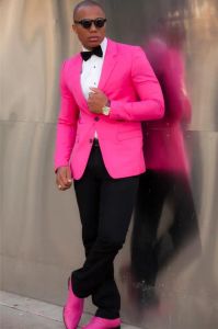 Trajes Dos botones Slim Fit Novio Esmoquin Hot Pink Traje para hombre Los mejores trajes de fiesta de bodas para hombres Trajes de fiesta Blazer hecho a medida (chaqueta + pantalón + pajarita)