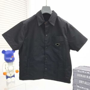 Veste chemise à manches courtes à revers noir d'été, tissu en nylon doux et confortable, version ample de la mode de loisirs, hommes et femmes avec le même.