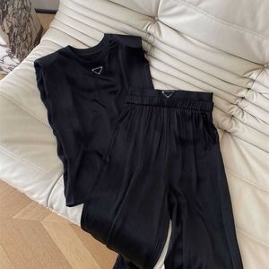 Été dames soie glacée sans manches à manches courtes pantalon ample costume de loisirs, tissu de soie glacée cool et confortable, version ample taille haute de la mode de fête quotidienne.