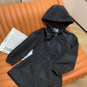 Manteau et short de protection solaire à capuche en nylon pour femmes d'été à manches longues, nylon au toucher doux et soyeux, la protection solaire fraîche d'été n'est pas proche, style de loisirs sportifs.