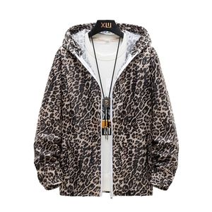 Ropa de protección solar de leopardo de verano para hombres con capucha chaqueta ultrafina moda cortavientos piel protector solar abrigo masculino más tamaño 7xl 220301