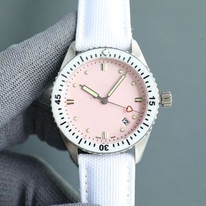 Montre de loisirs d'affaires de haute qualité en céramique satinée de haute technologie super lumineuse pour restaurer parfaitement les détails originaux de la version calendrier