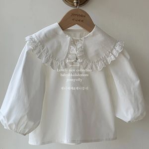 Sweet Baby Girls White Lace Shirt Spring Fall Coton Breftable Baby Blouse Chlouse Kids Bottom Shirt For Children Tops 0-3y 240411