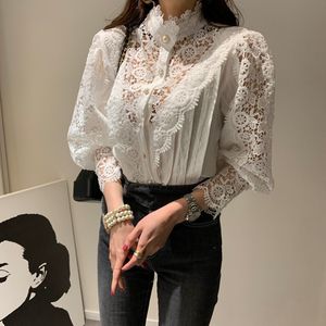 Doux Crochet Fleur Évider Chemise Top Femmes Lanterne À Manches Longues Perles Simple Boutonnage Col Montant Dentelle Blouse Femme 210416