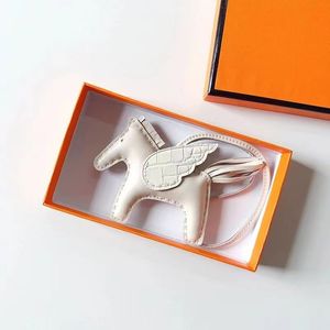 Swift Porte-clés à breloques en peau de mouton pour sac de cheval - Porte-clés de luxe en cuir véritable - Pendentif Nano Pegasus - Aile volante - Ornement 11 rose