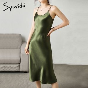 Syiwidii Femme Robe Satin Sans Manches Spaghetti Sangle Droite Solide Luxe Brillant Robe Sexy Imitation Soie Robe Vert 210417