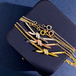 T Collar de diseño de oro de nudos de mariposa