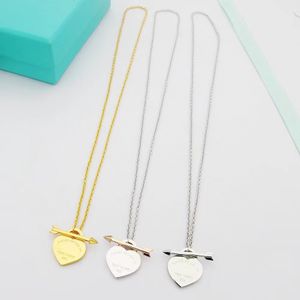 T home Diseñador de joyas Cadena delgada clásica para mujer Una flecha a través del corazón Collar con colgante pulsera Regalo de recuerdo navideño con papel de regalo