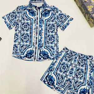 T-shirts High End Ldrens Vêtements Factory Wholesale 2024 Été Nouveau garçon Swim Wear Ldrens Sports Short 2pcs Set Blue Flower H240508