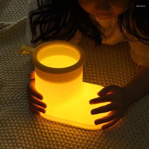 Lámparas de mesa 2024 lámpara de silicona lindas botas de lluvia de palmaditas luz suave para alimentación nocturna y cama de dormitorio de noche cargando