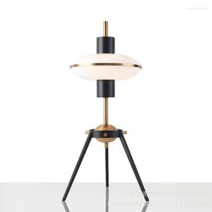 Lampes de table lumière américaine lampe de bureau de luxe verre blanc fer bureau de vente Simple salon nordique décoratif