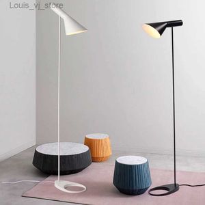 Lámparas de mesa Arne Jacobsen Lámpara de pie Sala de estar Estudio Cama Lado Lámpara de réplica lámpara de mesa escandinava de diseño Lámpara de pie blanca y negra YQ240316