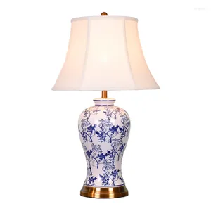 Lampes de table Lampe en porcelaine bleue et blanche Moderne Européenne Céramique Foyer Chambre Entrée Étude Bureau De Mariage Décor Lumière 62cm D34