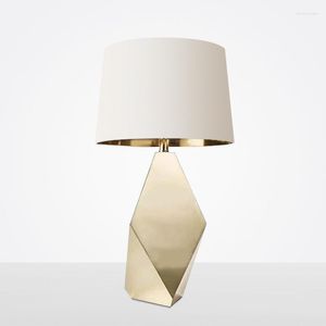 Lampes de table contemporaines et contractées, lampe de bureau en métal doré, designers, étude, chambre à coucher, exemple d'art