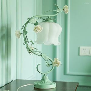 Lampes de table Européenne Vert Vintage Rose Lampe Pour Chambre En Métal Fleur Salon Lumière Art Déco Fille Chevet Luminaire