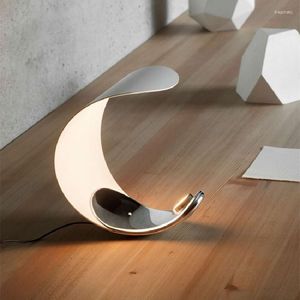 Lampes de table Italie Designer Curl Lampe En Aluminium Pour Salon Chambre Étude Bureau Lumière Nuit Maison Déco Led Chevet Forme Créative