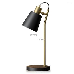 Lámparas de mesa Luz nórdica de lujo LED Hierro Moderno Ajuste Lámpara de escritorio Creativa al lado de los accesorios del dormitorio