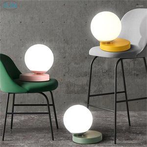 Lampes de table Nordic moderne boule de verre lampe blanche simple bureau de fer coloré pour salon chambre chevet luminaire à la maison