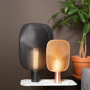 Lámparas de mesa Nordic Modern Simple Creative Living Room Desk Lamp Pu Fan Dormitorio Estudio Modelo Personalizado